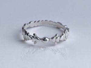 Anillo Elba, tallado a mano con formas inspiradas en la cristalización del agua.