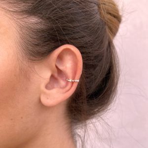 PENDIENTE PARA LLEVAR EN EL BORDE LATERAL SUPERIOR DE LA OREJA QUE NO NECESITA AGUJERO, FABRICADO EN PLATA DE LEY, CON TALLA INSPIRADA EN LA CRISTALIZACIÓN DEL AGUA